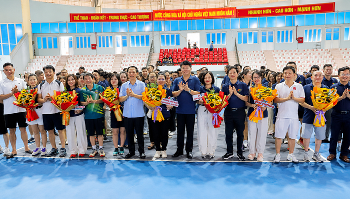  Các đồng chí lãnh đạo sở, ngành và Báo và Phát thanh, Truyền hình Bắc Ninh trao cờ lưu niệm cho các đội thi. 