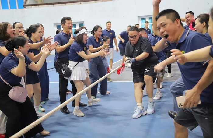  Các trận tranh tài môn kéo co sôi động, thu hút sự cổ vũ nhiệt tình của cổ động viên. 