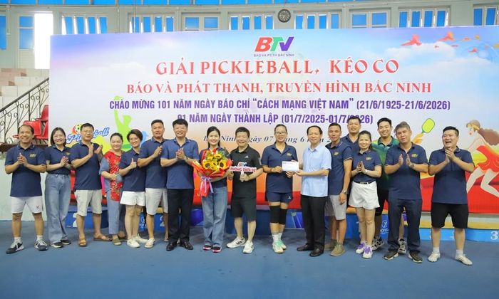  Ban Tổ chức trao giải Nhất môn kéo co cho đội Phòng Thời sự. 