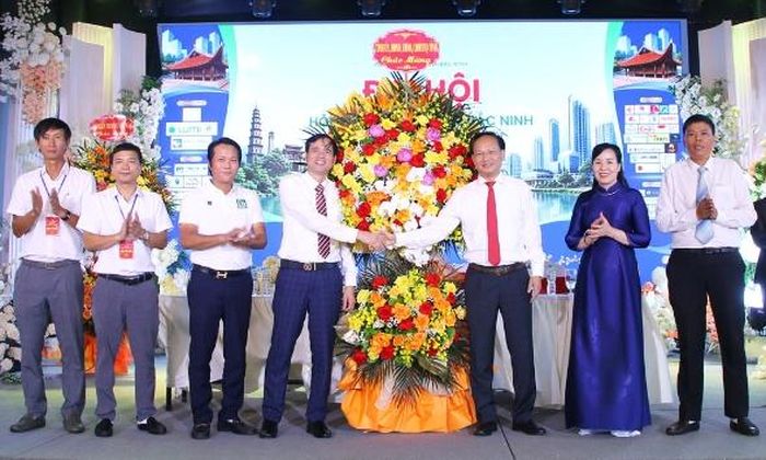 Các đồng chí Ủy viên Ban Thường vụ Tỉnh ủy Bắc Ninh: Phạm Văn Thịnh, Phó Chủ tịch UBND tỉnh; Nguyễn Thị Hà, Chủ tịch Ủy ban MTTQ tỉnh tặng hoa chúc mừng Đại hội.