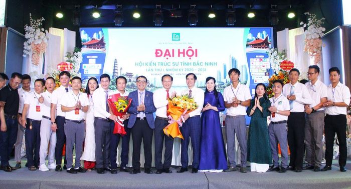 Đồng chí Phạm Văn Thịnh, Ủy viên Ban Thường vụ Tỉnh ủy, Phó Chủ tịch UBND tỉnh cùng các đại biểu tặng hoa chúc mừng Ban Chấp hành Hội Kiến trúc sư tỉnh, nhiệm kỳ 2026-2030.