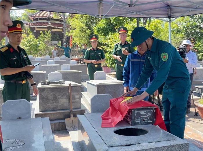 Bộ đội khui nắp mộ để lấy mẫu ADN, tìm thông tin liệt sĩ tại Nghĩa trang liệt sĩ Hòa Tiến. Ảnh: C.P