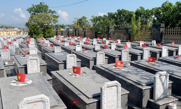 Những phần mộ liệt sĩ chưa xác định tên tuổi được cắm cờ đánh dấu tại Nghĩa trang liệt sĩ Hòa Tiến. Ảnh: C.P