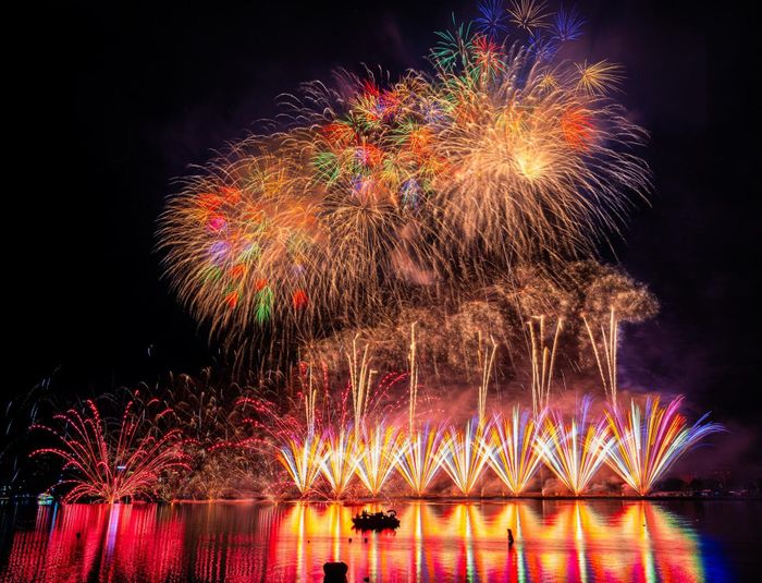 Màn trình diễn “Heritage - Da Nang Shines” khép lại trong những tràng pháo hoa rực rỡ, để lại nhiều ấn tượng đẹp trong lòng khán giả. Ảnh: NGUYỄN THANH HIỆP