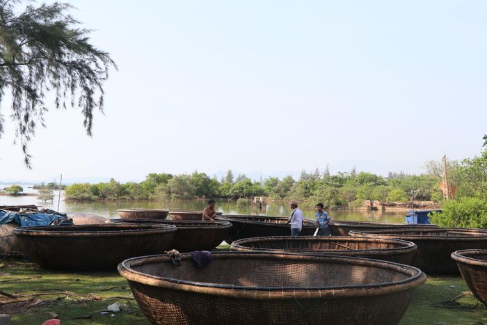 Nghề đan thuyền thúng ở xã đảo Tam Hải. Ảnh: TRẦN ĐỨC