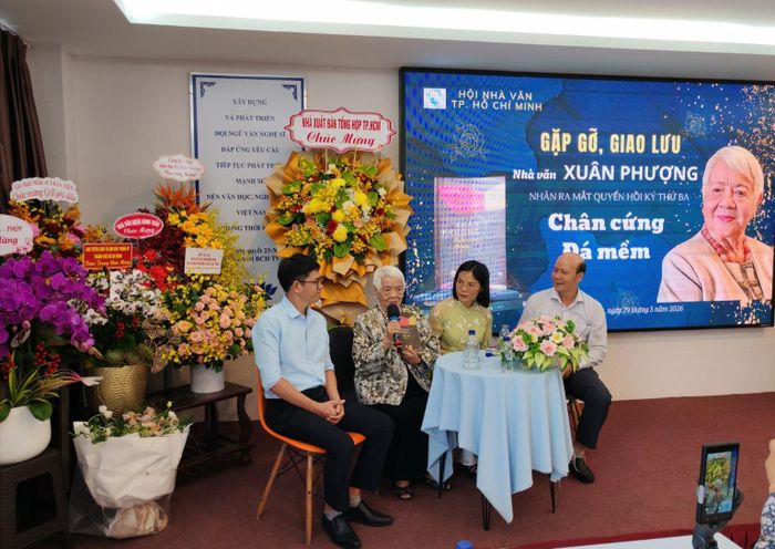 Nhà văn Xuân Phượng trong buổi ra mắt hồi ký Chân cứng đá mềm sáng 29/5. Ảnh: Hoàng Dũng