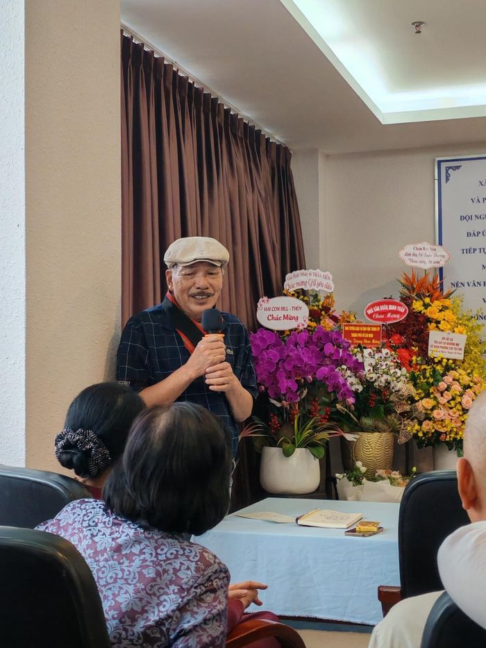 Nhạc sĩ Trần Tiến hát tặng nhà văn Xuân Phượng tại buổi ra mắt cuốn Chân cứng đá mềm. Ảnh: Hoàng Dũng