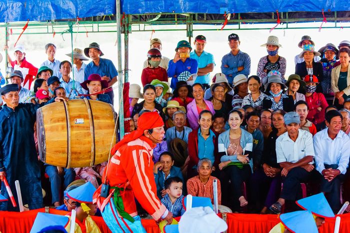 Người dân hào hứng theo dõi hát bả trạo trong lễ hội Cầu ngư. Ảnh: Phương Thảo