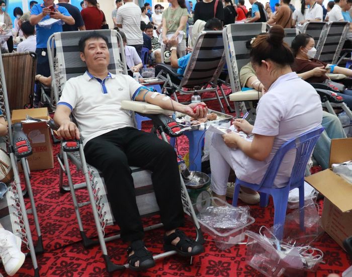 Đoàn viên Công đoàn Báo và phát thanh, truyền hình Đà Nẵng tham gia hiến máu. Ảnh: KHÁNH NGÂN