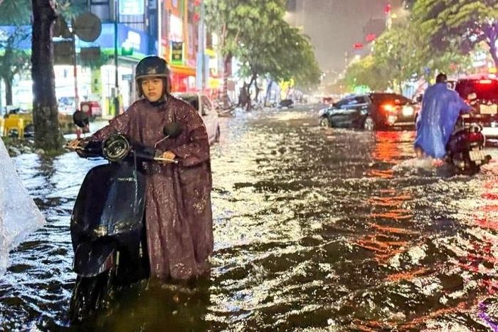 Sau cơn mưa kéo dài hơn một giờ vào ngày 5/7/2025, Đà Nẵng đã ngập diện rộng. Trong ảnh: Nhiều phương tiện chết máy khi qua đoạn ngập sâu trên đường Hàm Nghi, phường Thanh Khê. Ảnh: Tư liệu