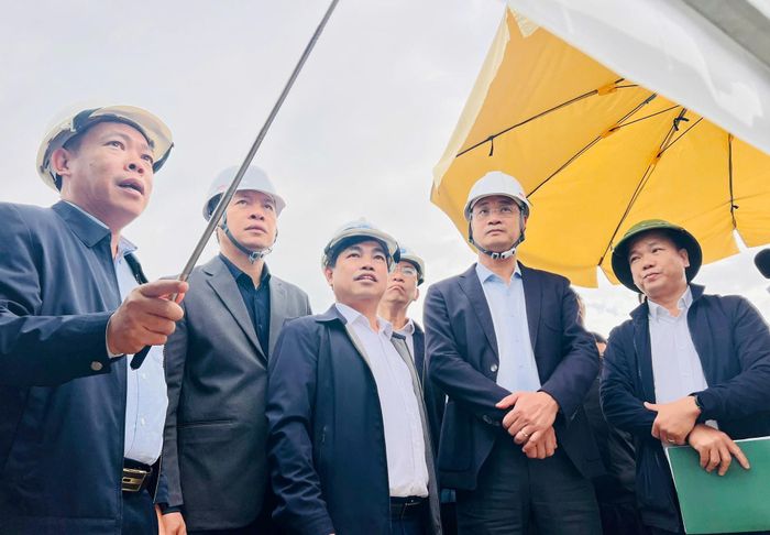 Ủy viên Trung ương Đảng, Bí thư Thành ủy, Trưởng đoàn Đại biểu Quốc hội thành phố Đà Nẵng Lê Ngọc Quang (thứ 2, bên phải sang) kiểm tra tiến độ giải phóng mặt bằng Dự án thành phần 2 hoàn thiện đường ven biển 129 (đường Võ Chí Công) vào tháng 1/2026. Ảnh: KHẢI KHIÊM