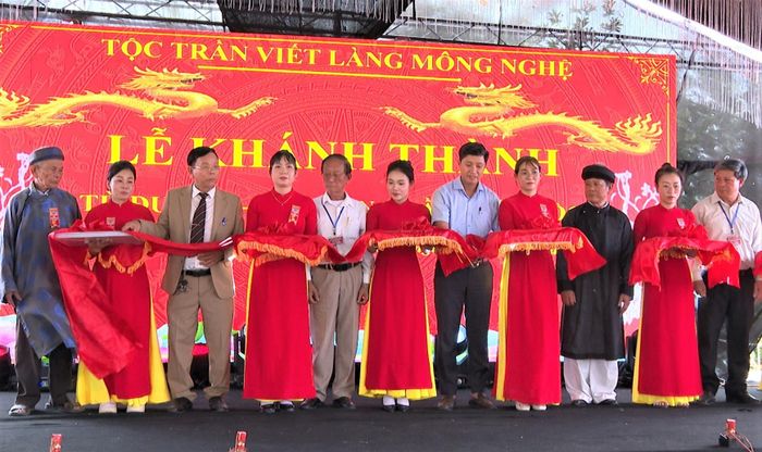 Đại diện gia tộc Trần Viết thôn Mông Nghệ cắt băng khánh thành nhà thờ tộc. Ảnh: ĐĂNG NGUYÊN