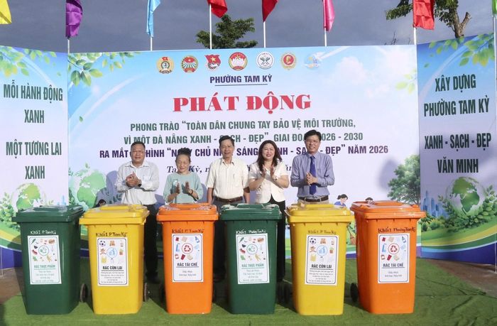 Lãnh đạo phường Tam Kỳ trao tặng thùng phân loại rác thải cho khu dân cư tại lễ phát động. Ảnh: N.ĐOAN