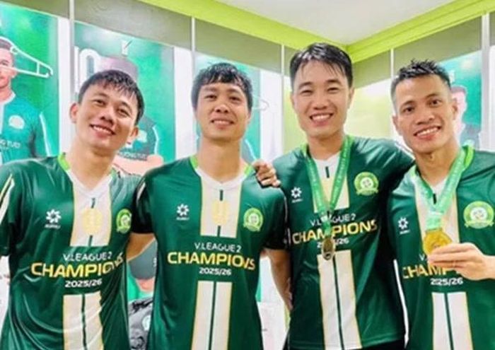 Công Phượng và các đồng đội đăng quang cùng CLB Đồng Nai.