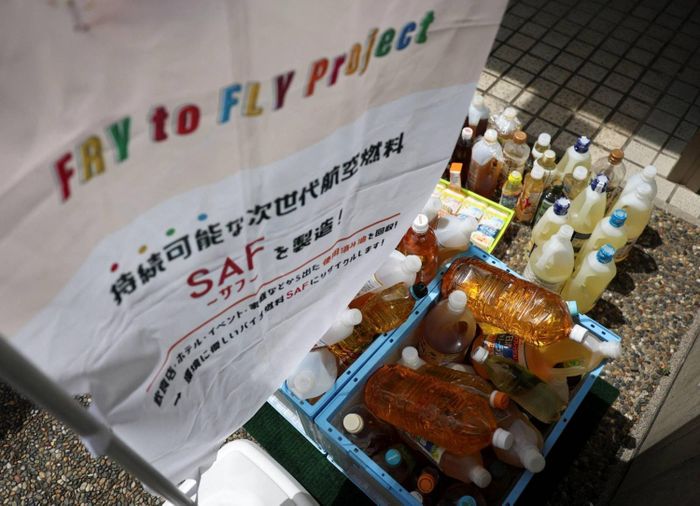 Điểm thu gom dầu ăn thải thuộc chương trình “Fry to Fly” tại một trung tâm cộng đồng ở Tokyo. Ảnh: Reuters