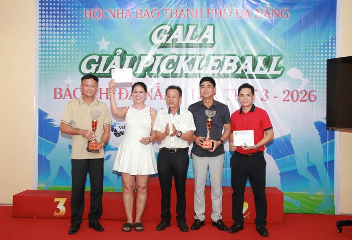 Trao giải cho cặp vận động viên phong cách và cặp vận động viên ấn tượng. Ảnh: ĐẮC MẠNH