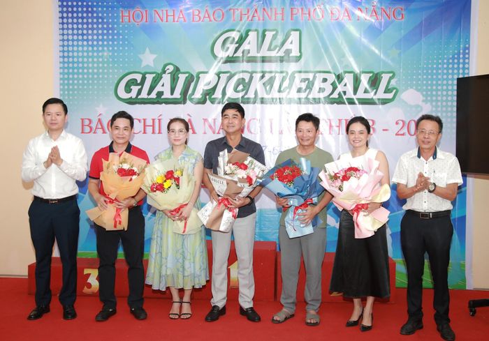 Lãnh đạo Hội Nhà báo thành phố tặng hoa tri ân các đơn vị tài trợ giải. Ảnh: ĐẮC MẠNH