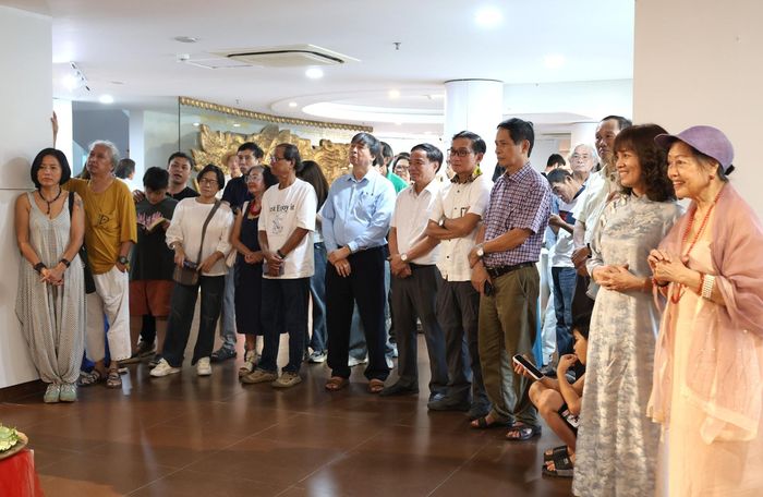 Đông đảo người làm văn hóa, công chúng yêu mỹ thuật tham dự khai mạc triển lãm. Ảnh: NGỌC HÀ