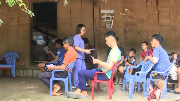 Cán bộ Trung tâm Y tế Mường Ảng tuyên truyền Luật Hôn nhân và Gia đình.