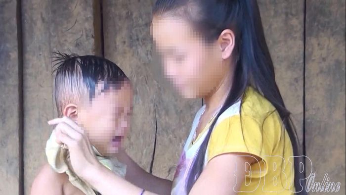 Chưa thể tự lo cho mình, nhiều bé gái đã phải học cách chăm con.