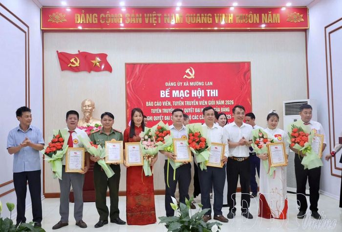 Lãnh đạo xã Mường Lạn trao chứng nhận và tặng hoa chúc mừng các thí sinh đạt giải tại hội thi.