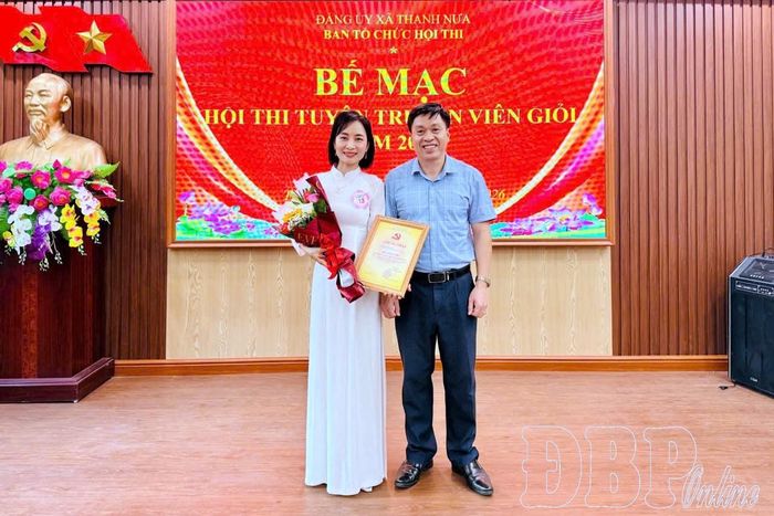 Cô giáo Hoàng Ngọc Hà, Chi bộ Trường THCS Thanh Hưng đạt giải Nhì tại Hội thi Tuyên truyền viên giỏi xã Thanh Nưa.