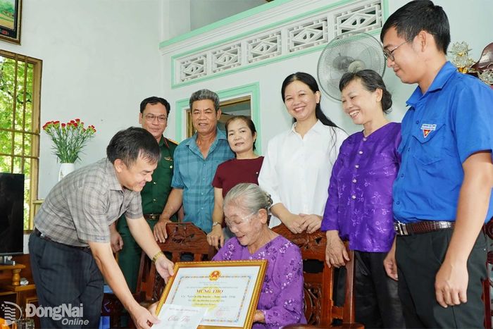 Phó Bí thư Đảng ủy, Chủ tịch UBND xã Phú Hòa Nguyễn Văn Viện và đại diện lãnh đạo các ban, ngành, đoàn thể xã trao giấy mừng thọ của UBND thành phố Đồng Nai cho các cụ cao tuổi. Ảnh: Lê Trung