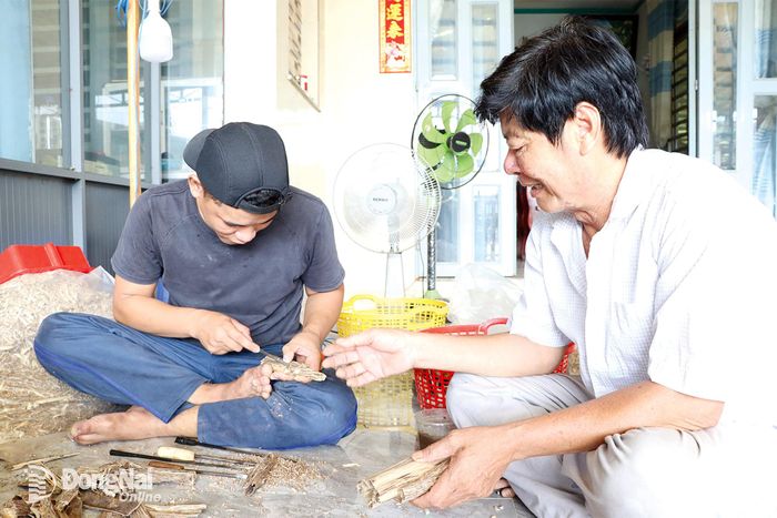 Ông Đặng Thanh Phong (phải) hướng dẫn thợ sủi trầm đúng kỹ thuật. Ảnh: Tố Tâm