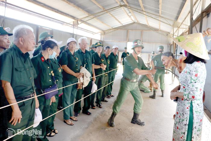 Đại biểu tham quan khu Nhà tù Phú Quốc - nơi từng giam cầm nhiều chiến sĩ cách mạng. Ảnh: Nguyệt Hà