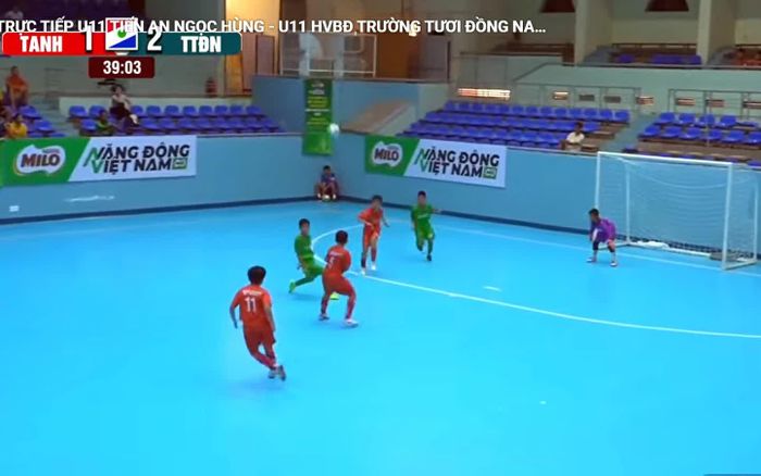 Học viên Trường Tươi Đồng Nai (áo xanh) trong trận thắng Tiến An Ngọc Hùng tỷ số 2-1 ở lượt trận thứ hai. Ảnh chụp màn hình