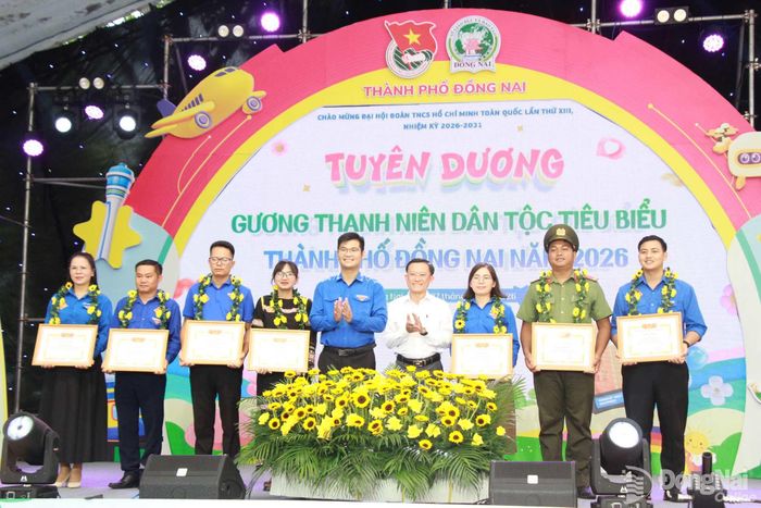 Các đại biểu trao bằng khen tuyên dương thanh niên dân tộc tiêu biểu. Ảnh: Nga Sơn