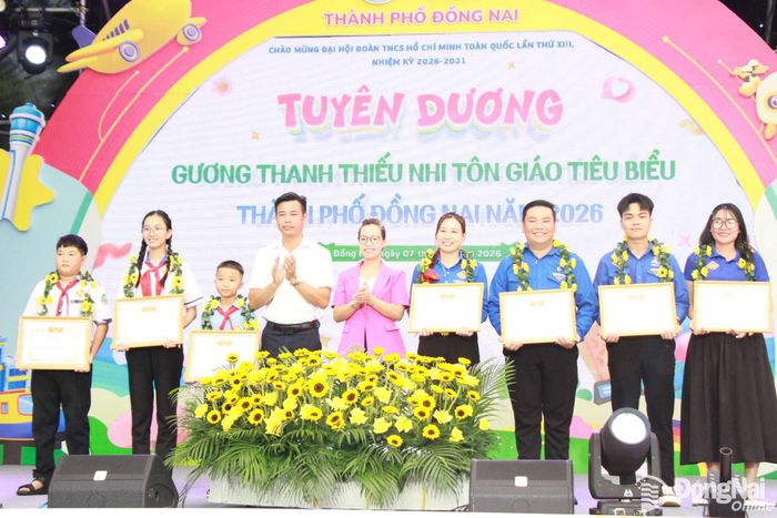 Các đại biểu trao bằng khen tuyên dương thanh niên tôn giáo tiêu biểu. Ảnh: Nga Sơn