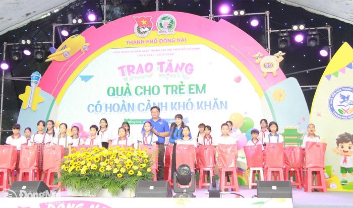 Đại diện Tỉnh đoàn và Công ty TNHH Changshin Việt Nam trao quà cho các em thiếu nhi. Ảnh: Nga Sơn