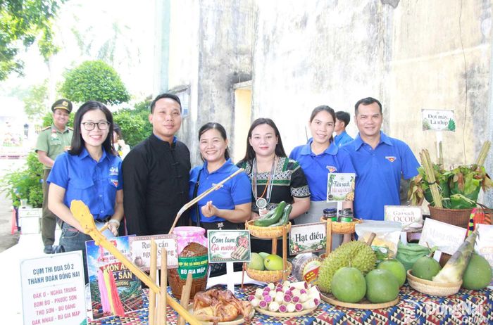 Các đơn vị tham gia hội thi trưng bày sản phẩm văn hóa, món ăn truyền thống với chủ đề Kết nối văn hóa - Lan tỏa bản sắc. Ảnh: Nga Sơn