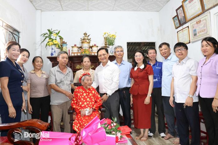 Đoàn công tác của thành phố Đồng Nai và địa phương thăm, tặng quà, chúc thọ cụ Nguyễn Thị Dách ở khu phố 9, phường Đồng Phú. Ảnh: Ngọc Huyền