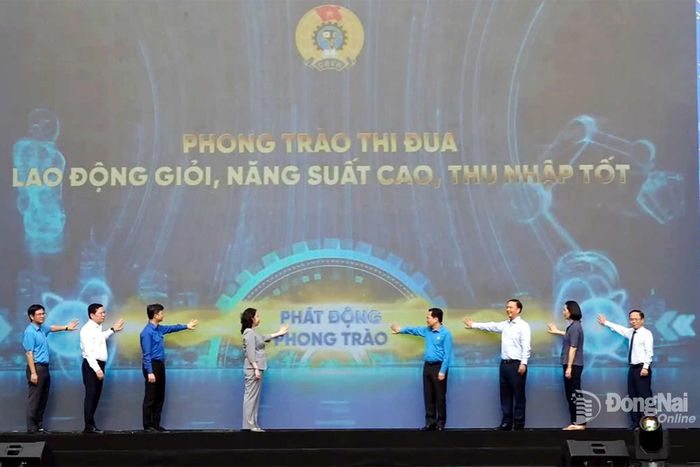 Lãnh đạo Đảng, Nhà nước, Tổng Liên đoàn Lao động Việt Nam thực hiện nghi thức phát động phong trào thi đua toàn quốc Lao động giỏi - Năng suất cao - Thu nhập tốt. Ảnh: Nguyễn Hòa