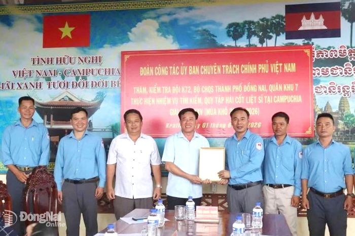 Đại tá Thái Thành Đức (thứ tư từ trái qua), Phó Chủ nhiệm Chính trị Quân khu 7 tặng quà động viên Đội K72, Bộ Chỉ huy Quân sự thành phố Đồng Nai. Ảnh: ĐVCC