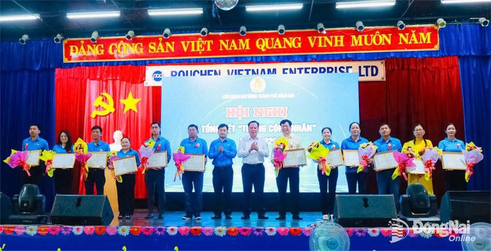 Phó Bí thư Thành ủy Võ Tấn Đức và Thành ủy viên, Phó Chủ tịch Ủy ban MTTQ Việt Nam thành phố, Chủ tịch Liên đoàn Lao động thành phố Đồng Nai Nguyễn Quốc Dũng trao khen thưởng cho các tập thể xuất sắc trong Tháng Công nhân và Tháng Hành động về an toàn, vệ sinh lao động năm 2026. Ảnh: Nguyễn Hòa