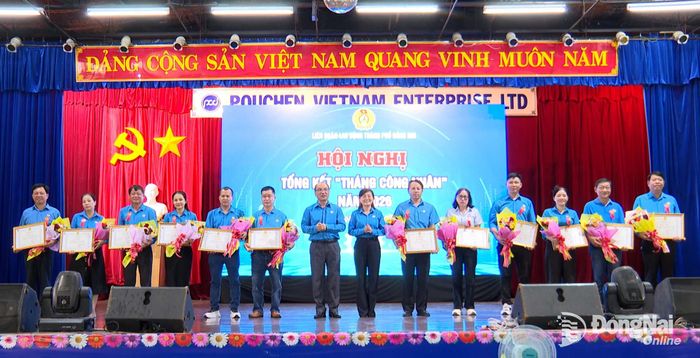 Lãnh đạo Liên đoàn Lao động thành phố trao khen thưởng các tập thể có thành tích xuất sắc trong Tháng Công nhân năm 2026. Ảnh: Nguyễn Hòa