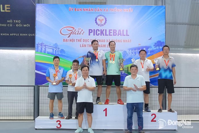 Lãnh đạo xã Thống Nhất trao huy chương, cúp cho các vận động viên hệ đôi nam tại Giải pickleball năm 2026. Ảnh: Xuân Hải