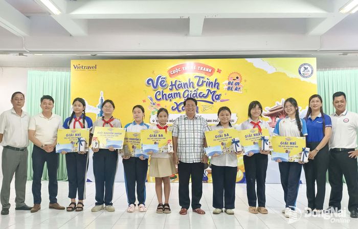 Các đại biểu trao giải cho các thí sinh bảng B. Ảnh: ĐVCC