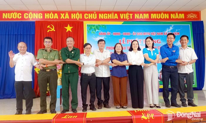 Lãnh đạo UBND, Ủy ban MTTQ Việt Nam xã và các tổ chức chính trị - xã hội xã Gia Kiệm ký kết giao ước thi đua hưởng ứng phong trào. Ảnh: Tiến Thụ