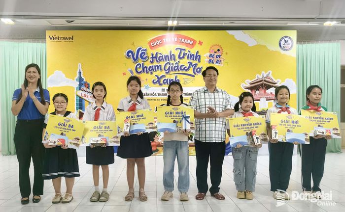 Các đại biểu trao giải cho các thí sinh bảng A. Ảnh: ĐVCC