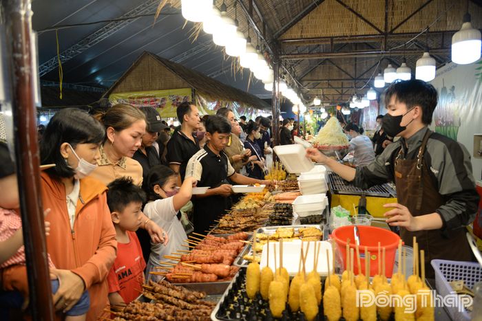Người dân thưởng thức các món ăn tại Không gian ẩm thực “Mỹ vị Mê Kông”.