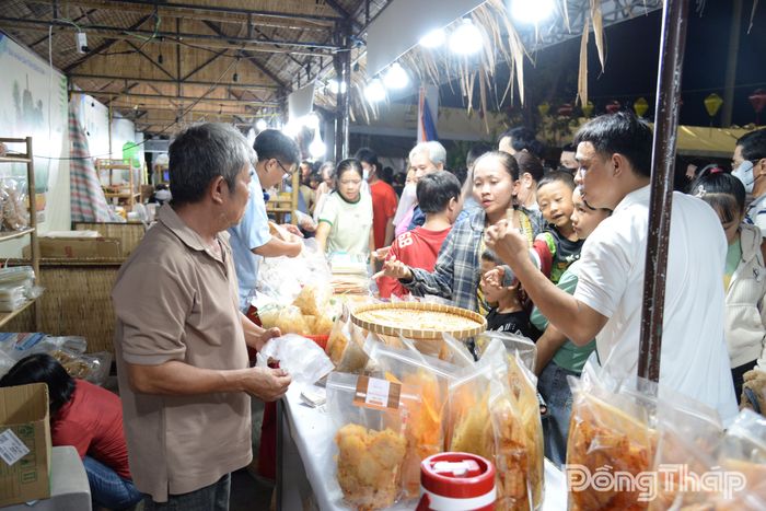 Người dân đến hội chợ gần như chật kín vào tối 6-6.