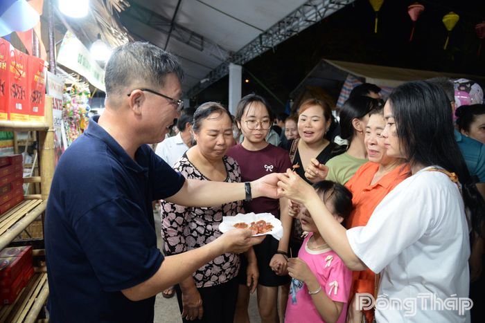 Người dân thưởng thức các sản phẩm được giới thiệu tại các gian hàng.