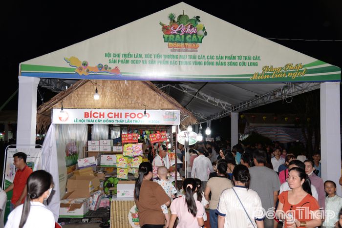 Hội chợ Triển lãm, xúc tiến thương mại trái cây, các sản phẩm từ trái cây, sản phẩm OCOP, đặc trưng vùng Đồng bằng sông Cửu Long thu hút rất đông người dân đến tham quan mua sắm.