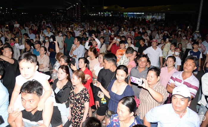 "Biển người" đổ về Quảng trường Hùng Vương để tham quan, trải nghiệm các hoạt động tại Lễ hội.