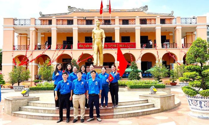 Tượng Nguyễn Tất Thành tại Bến Nhà Rồng, nơi người thanh niên yêu nước Nguyễn Tất Thành ra đi tìm đường cứu nước ngày 5-6-1911, (nay là Bảo tàng Hồ Chí Minh, TP. Hồ Chí Minh) trở thành địa chỉ đỏ giáo dục truyền thống cách mạng và lan tỏa giá trị di sản Hồ Chí Minh đến các thế hệ hôm nay.