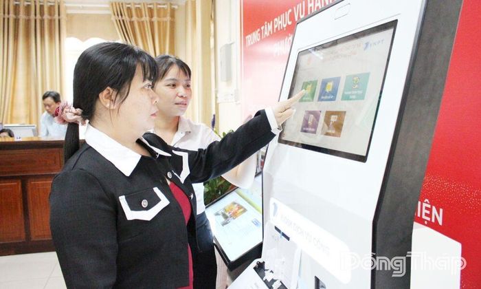 Chính quyền địa phương từ khi thành lập đến nay đáp ứng yêu cầu phục vụ người dân, doanh nghiệp (trong ảnh: Người dân đến làm thủ tục hành chính tại Trung tâm Phục vụ hành chính công phường Sa Đéc).